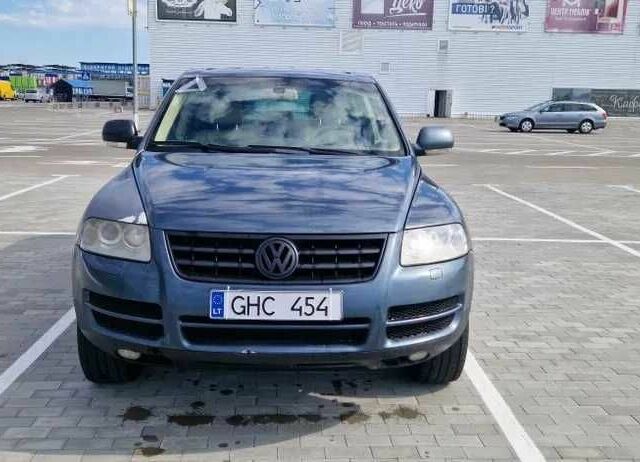 Серый Фольксваген Туарег, объемом двигателя 2.5 л и пробегом 315 тыс. км за 3800 $, фото 1 на Automoto.ua