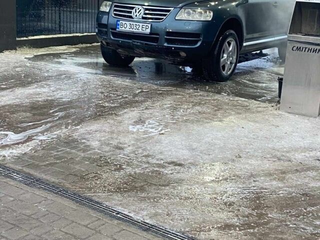 Серый Фольксваген Туарег, объемом двигателя 2.5 л и пробегом 354 тыс. км за 7000 $, фото 1 на Automoto.ua