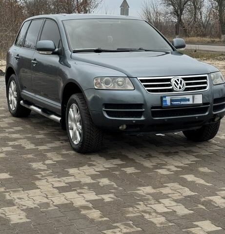 Серый Фольксваген Туарег, объемом двигателя 3 л и пробегом 502 тыс. км за 4000 $, фото 1 на Automoto.ua