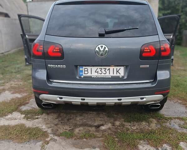 Серый Фольксваген Туарег, объемом двигателя 2.97 л и пробегом 380 тыс. км за 9200 $, фото 1 на Automoto.ua