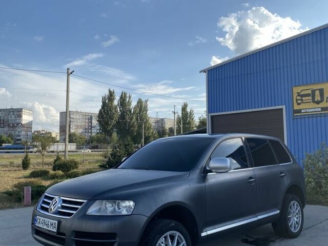 Серый Фольксваген Туарег, объемом двигателя 3 л и пробегом 340 тыс. км за 6500 $, фото 1 на Automoto.ua