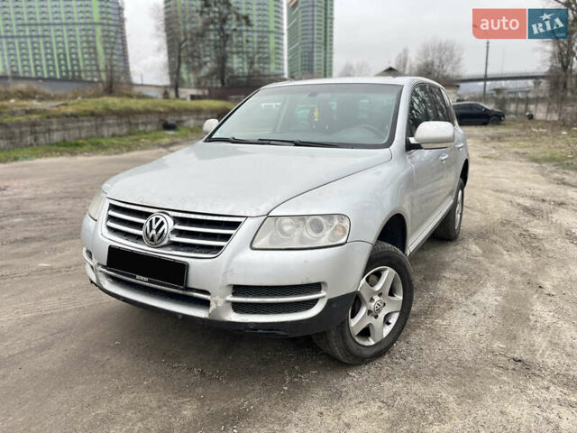 Серый Фольксваген Туарег, объемом двигателя 3 л и пробегом 340 тыс. км за 5500 $, фото 1 на Automoto.ua
