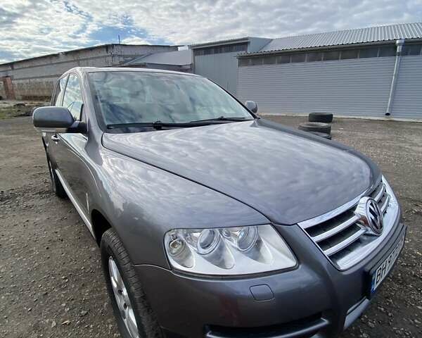 Серый Фольксваген Туарег, объемом двигателя 2.97 л и пробегом 490 тыс. км за 10350 $, фото 1 на Automoto.ua
