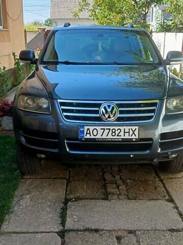 Серый Фольксваген Туарег, объемом двигателя 3 л и пробегом 304 тыс. км за 9300 $, фото 1 на Automoto.ua