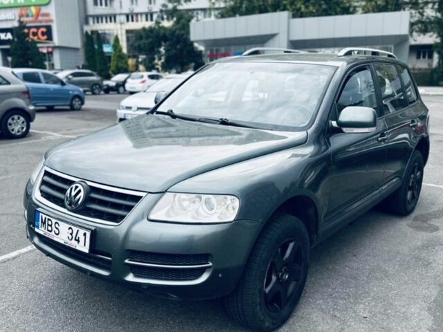 Серый Фольксваген Туарег, объемом двигателя 2.5 л и пробегом 350 тыс. км за 4700 $, фото 1 на Automoto.ua