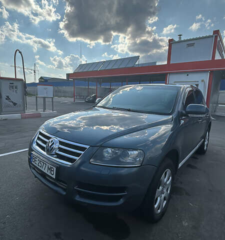 Серый Фольксваген Туарег, объемом двигателя 3 л и пробегом 406 тыс. км за 11500 $, фото 1 на Automoto.ua