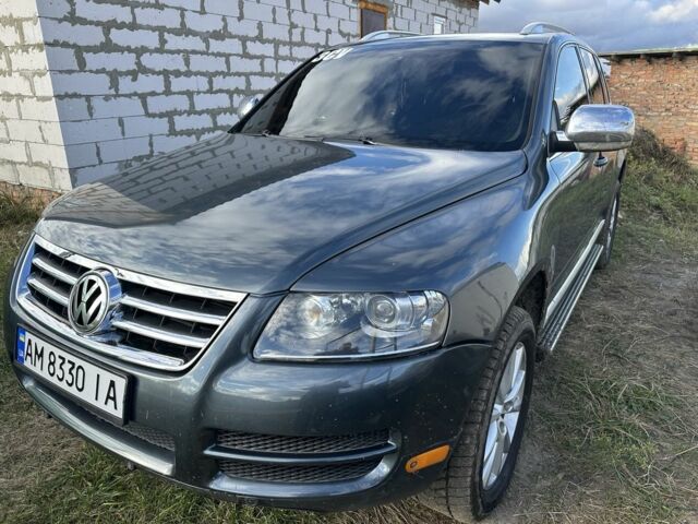 Серый Фольксваген Туарег, объемом двигателя 4.9 л и пробегом 327 тыс. км за 9200 $, фото 1 на Automoto.ua