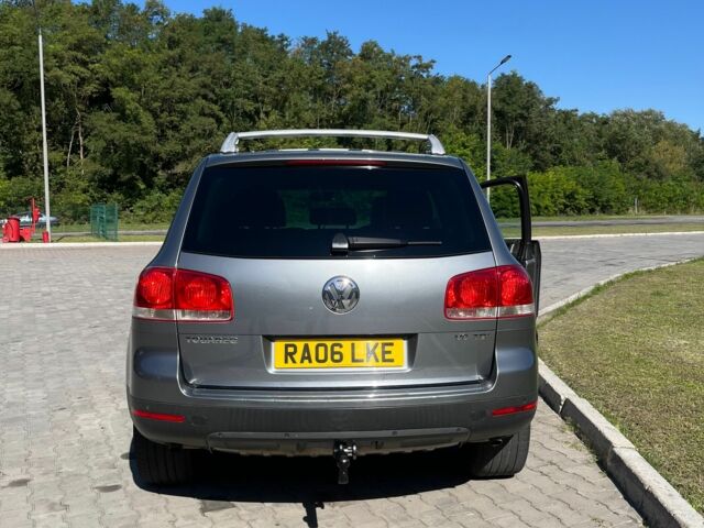 Серый Фольксваген Туарег, объемом двигателя 3 л и пробегом 260 тыс. км за 5005 $, фото 1 на Automoto.ua