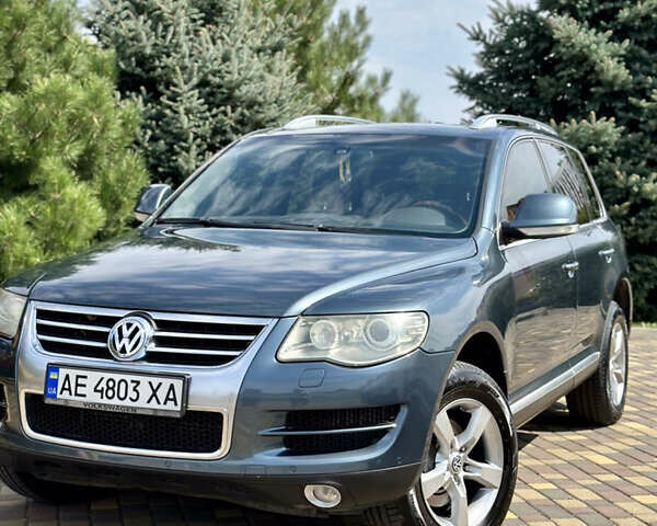 Серый Фольксваген Туарег, объемом двигателя 2.97 л и пробегом 240 тыс. км за 11500 $, фото 1 на Automoto.ua