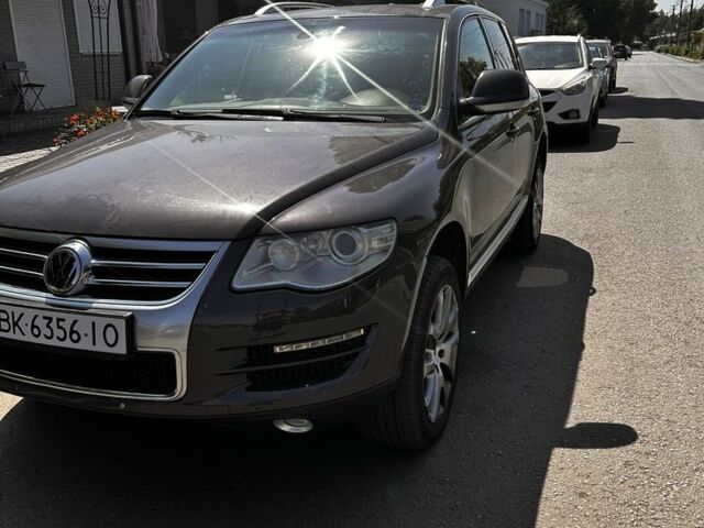 Серый Фольксваген Туарег, объемом двигателя 3 л и пробегом 321 тыс. км за 7500 $, фото 1 на Automoto.ua