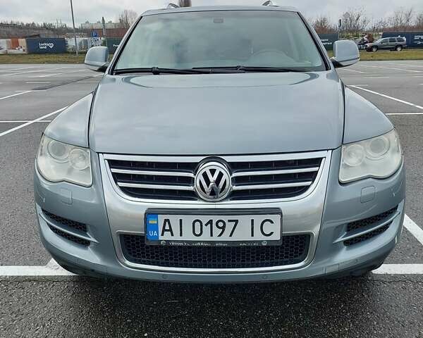 Серый Фольксваген Туарег, объемом двигателя 2.97 л и пробегом 245 тыс. км за 12000 $, фото 1 на Automoto.ua