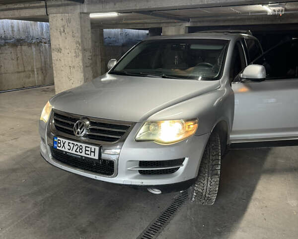 Серый Фольксваген Туарег, объемом двигателя 3.6 л и пробегом 214 тыс. км за 10300 $, фото 1 на Automoto.ua