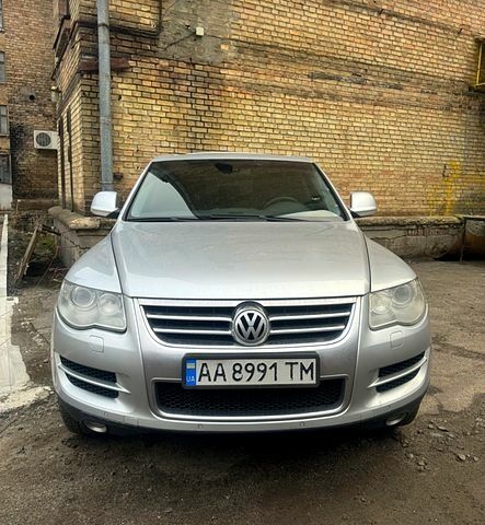 Сірий Фольксваген Туарег, об'ємом двигуна 4.2 л та пробігом 360 тис. км за 7500 $, фото 1 на Automoto.ua
