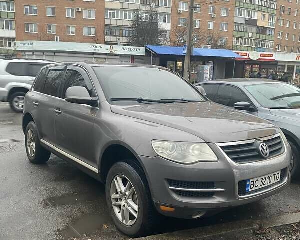 Серый Фольксваген Туарег, объемом двигателя 3.6 л и пробегом 290 тыс. км за 9700 $, фото 1 на Automoto.ua