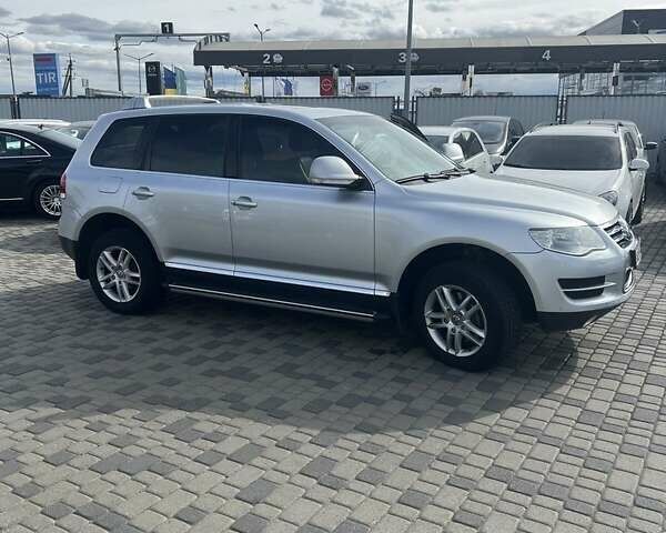 Серый Фольксваген Туарег, объемом двигателя 3 л и пробегом 180 тыс. км за 17000 $, фото 1 на Automoto.ua