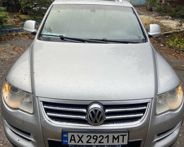 Серый Фольксваген Туарег, объемом двигателя 3 л и пробегом 236 тыс. км за 10500 $, фото 1 на Automoto.ua