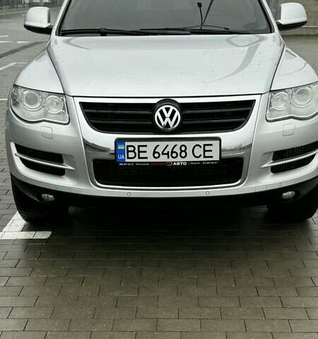 Серый Фольксваген Туарег, объемом двигателя 3 л и пробегом 266 тыс. км за 14000 $, фото 1 на Automoto.ua