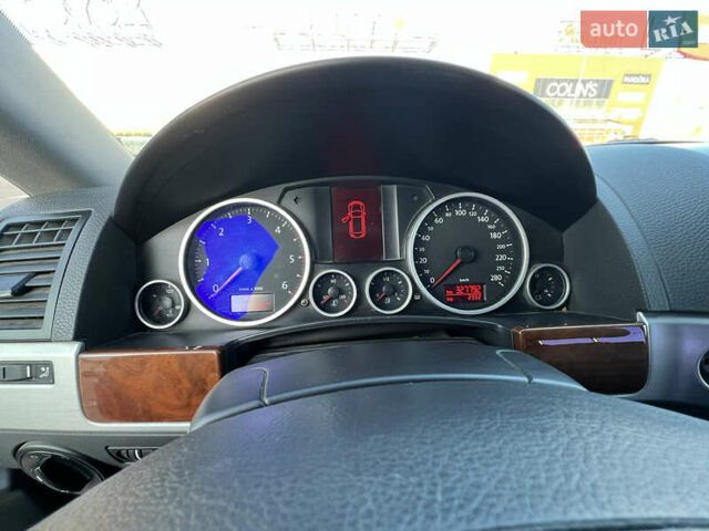 Серый Фольксваген Туарег, объемом двигателя 3 л и пробегом 327 тыс. км за 10500 $, фото 1 на Automoto.ua