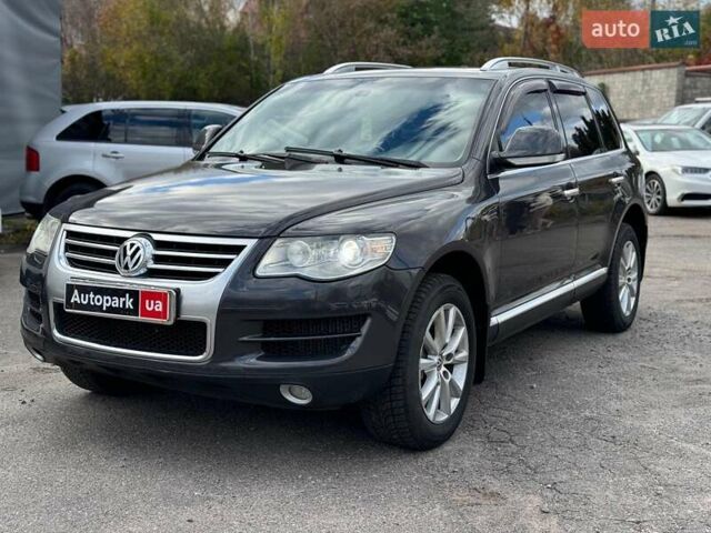 Серый Фольксваген Туарег, объемом двигателя 3 л и пробегом 400 тыс. км за 11890 $, фото 1 на Automoto.ua
