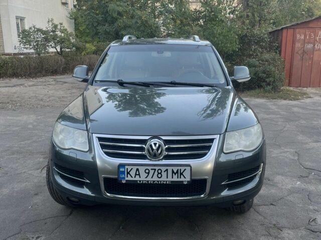 Серый Фольксваген Туарег, объемом двигателя 3 л и пробегом 362 тыс. км за 7500 $, фото 1 на Automoto.ua