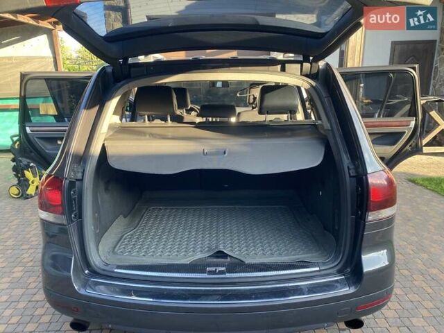 Серый Фольксваген Туарег, объемом двигателя 3 л и пробегом 377 тыс. км за 12500 $, фото 1 на Automoto.ua