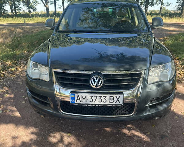 Серый Фольксваген Туарег, объемом двигателя 2.97 л и пробегом 315 тыс. км за 11700 $, фото 1 на Automoto.ua