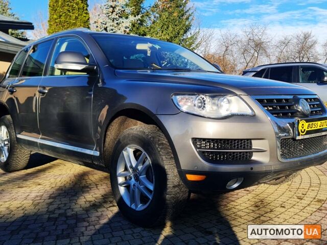 Серый Фольксваген Туарег, объемом двигателя 3 л и пробегом 299 тыс. км за 14000 $, фото 1 на Automoto.ua