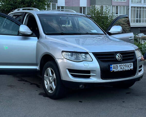 Серый Фольксваген Туарег, объемом двигателя 2.97 л и пробегом 360 тыс. км за 11800 $, фото 1 на Automoto.ua