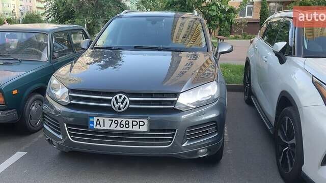 Серый Фольксваген Туарег, объемом двигателя 3.6 л и пробегом 300 тыс. км за 13500 $, фото 1 на Automoto.ua