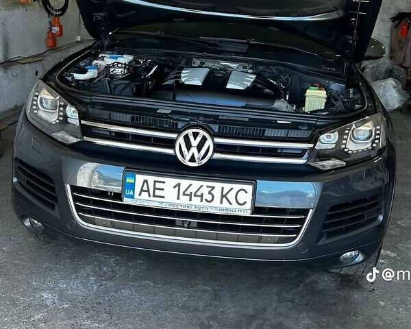 Сірий Фольксваген Туарег, об'ємом двигуна 2.97 л та пробігом 240 тис. км за 18000 $, фото 1 на Automoto.ua