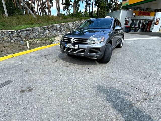 Серый Фольксваген Туарег, объемом двигателя 3 л и пробегом 239 тыс. км за 20000 $, фото 1 на Automoto.ua