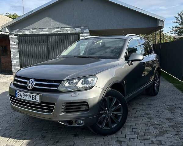 Серый Фольксваген Туарег, объемом двигателя 4.13 л и пробегом 429 тыс. км за 18000 $, фото 1 на Automoto.ua