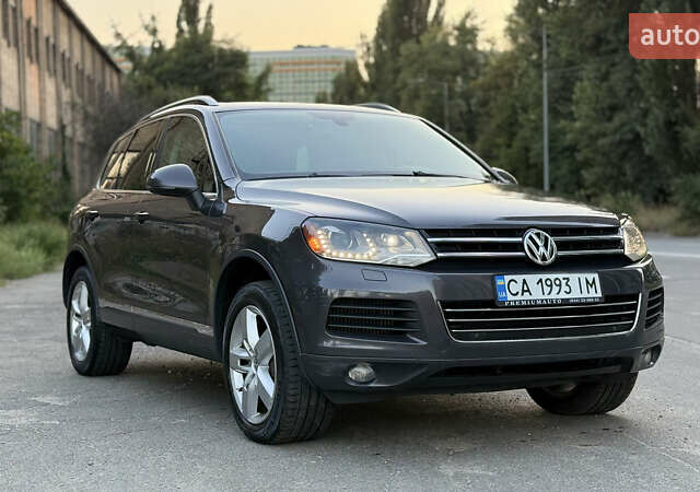 Серый Фольксваген Туарег, объемом двигателя 2.97 л и пробегом 295 тыс. км за 15195 $, фото 1 на Automoto.ua