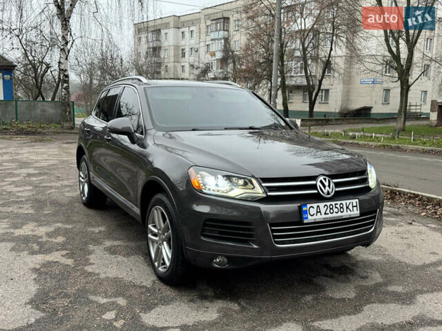 Серый Фольксваген Туарег, объемом двигателя 3 л и пробегом 260 тыс. км за 16700 $, фото 1 на Automoto.ua