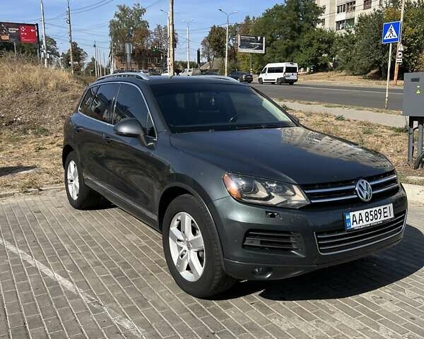 Серый Фольксваген Туарег, объемом двигателя 2.97 л и пробегом 201 тыс. км за 15000 $, фото 1 на Automoto.ua