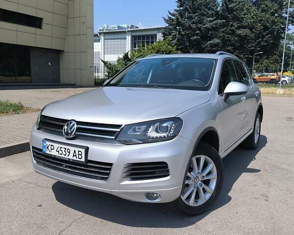 Серый Фольксваген Туарег, объемом двигателя 3 л и пробегом 280 тыс. км за 22500 $, фото 1 на Automoto.ua