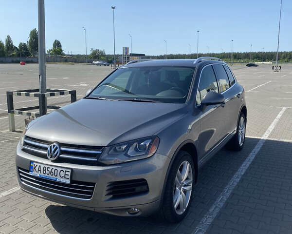 Серый Фольксваген Туарег, объемом двигателя 3 л и пробегом 290 тыс. км за 19500 $, фото 1 на Automoto.ua
