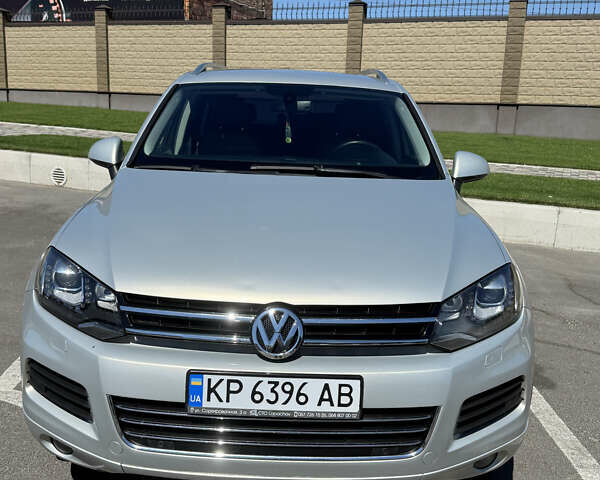 Серый Фольксваген Туарег, объемом двигателя 2.97 л и пробегом 330 тыс. км за 16500 $, фото 1 на Automoto.ua