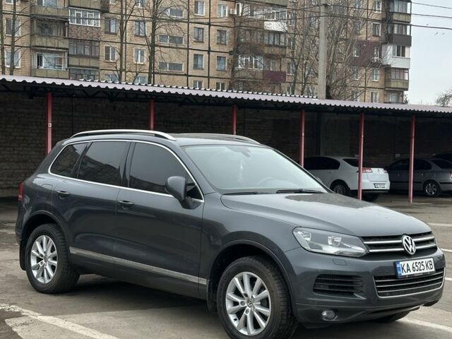 Серый Фольксваген Туарег, объемом двигателя 3 л и пробегом 263 тыс. км за 17000 $, фото 1 на Automoto.ua