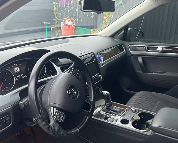 Серый Фольксваген Туарег, объемом двигателя 3 л и пробегом 340 тыс. км за 17200 $, фото 1 на Automoto.ua