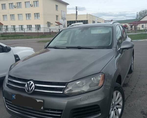 Серый Фольксваген Туарег, объемом двигателя 3 л и пробегом 267 тыс. км за 17500 $, фото 1 на Automoto.ua
