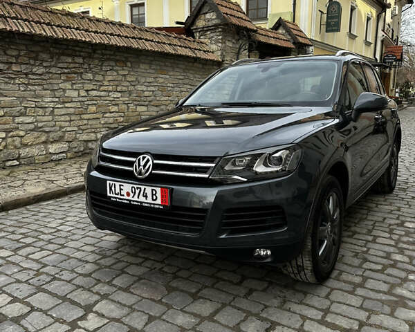 Серый Фольксваген Туарег, объемом двигателя 3 л и пробегом 275 тыс. км за 21299 $, фото 1 на Automoto.ua