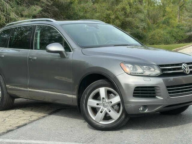 Серый Фольксваген Туарег, объемом двигателя 3.6 л и пробегом 83 тыс. км за 10000 $, фото 1 на Automoto.ua