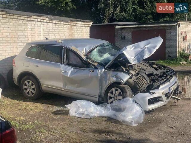 Сірий Фольксваген Туарег, об'ємом двигуна 3 л та пробігом 143 тис. км за 8000 $, фото 1 на Automoto.ua
