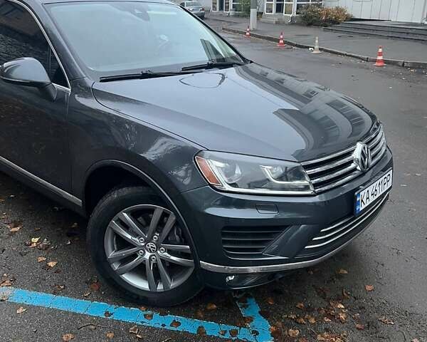 Серый Фольксваген Туарег, объемом двигателя 2.97 л и пробегом 270 тыс. км за 22800 $, фото 1 на Automoto.ua