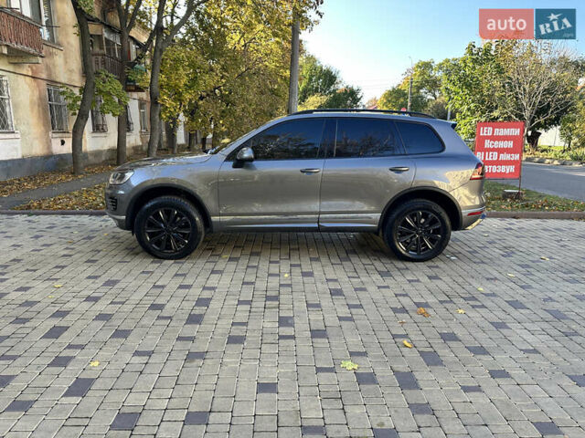 Серый Фольксваген Туарег, объемом двигателя 2.97 л и пробегом 240 тыс. км за 27500 $, фото 1 на Automoto.ua