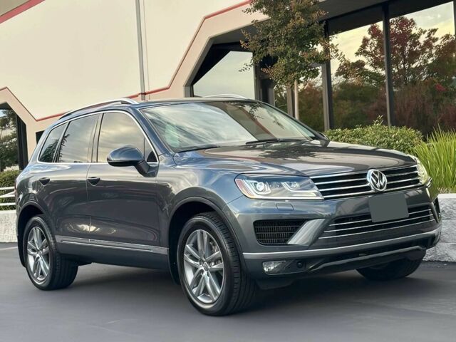 Сірий Фольксваген Туарег, об'ємом двигуна 3 л та пробігом 71 тис. км за 10000 $, фото 1 на Automoto.ua