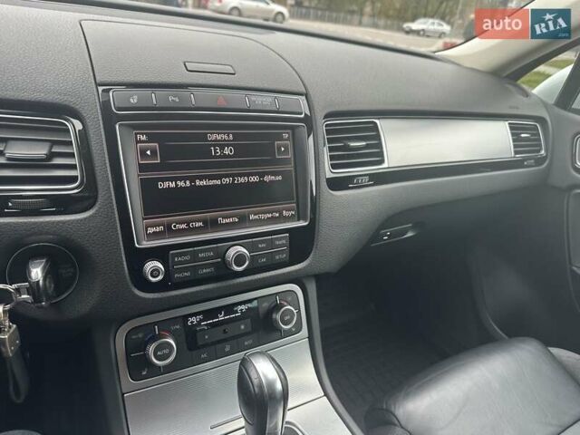 Серый Фольксваген Туарег, объемом двигателя 2.97 л и пробегом 196 тыс. км за 28000 $, фото 1 на Automoto.ua