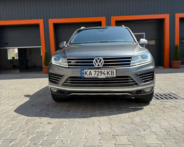 Серый Фольксваген Туарег, объемом двигателя 2.97 л и пробегом 191 тыс. км за 29300 $, фото 1 на Automoto.ua