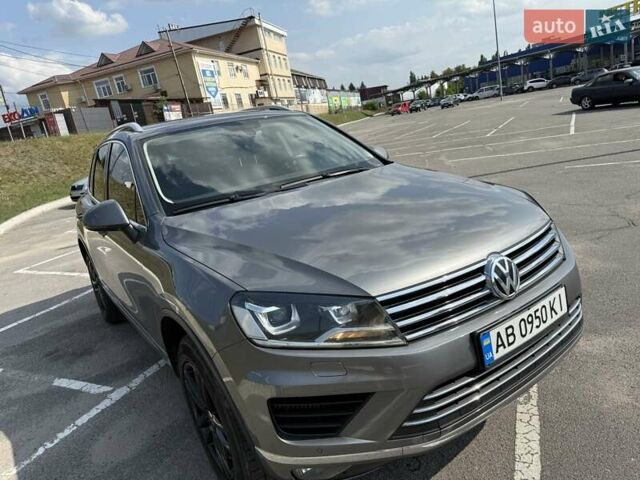 Серый Фольксваген Туарег, объемом двигателя 3 л и пробегом 242 тыс. км за 33000 $, фото 1 на Automoto.ua